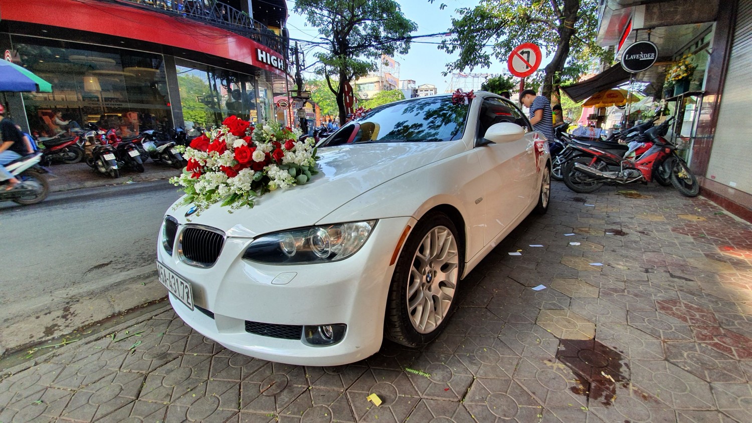 Xe cưới BMW mui trần trắng đón dâu từ Lán Bè đến Quán Toan tại Hải Phòng