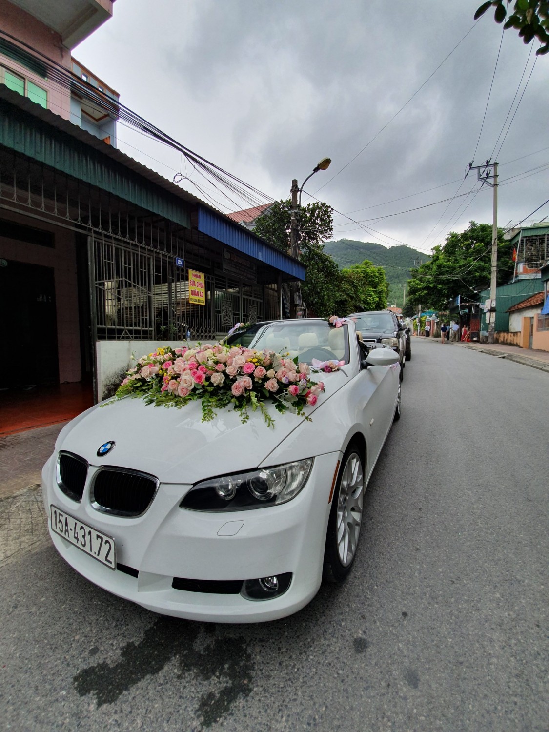 Xe cưới BMW mui trần trắng đón dâu từ Quảng Yên đến Cầm Phả tại Quảng Ninh